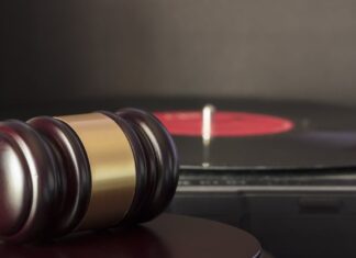 Верховний суд розгляне питання доступу до Інтернету та музичного піратства