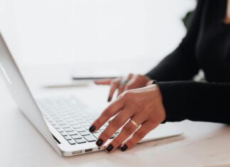 Bezdrátový adaptér CarPlay a Android Auto: Zbavte se kabelů za pouhých 85 USD