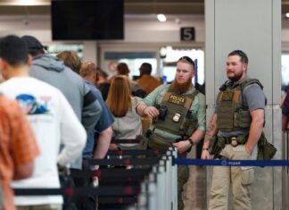 ICE wird inmitten der Finanzierungskrise der Heimatschutzbehörde auf US-Flughäfen eingesetzt