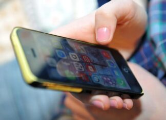 Apple wdraża weryfikację wieku użytkowników w Wielkiej Brytanii w związku z nasilającą się debatą na temat regulacji dotyczących mediów społecznościowych