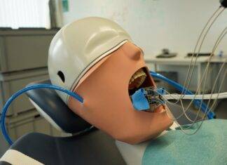 MIR-Dentalroboter bohrt Zähne aus dem Mund
