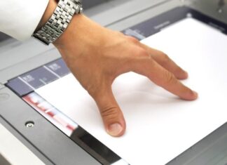 Comment fonctionnent les scanners à plat : la technologie derrière la numérisation de votre bureau à domicile